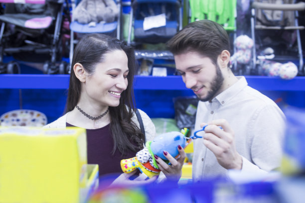 年轻夫妇购物图片下载