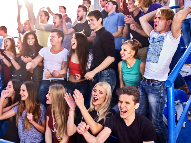 体育迷们在看台上鼓掌唱歌图片下载