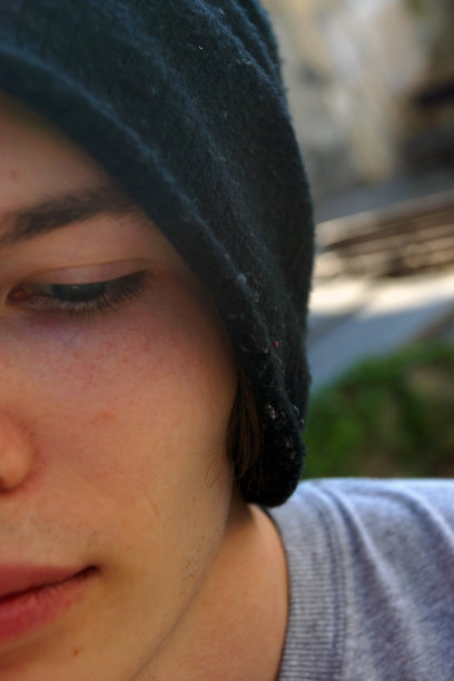 一个年轻人的半头肖像图片下载