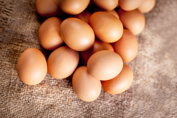 鸡蛋的木制背景特写图片下载