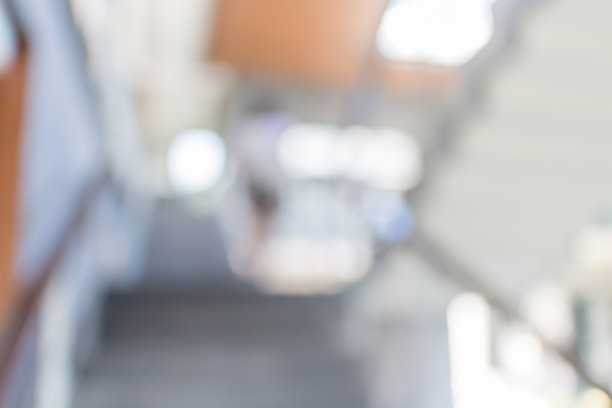 办公室室内大厅楼梯的模糊散景照片。图片下载