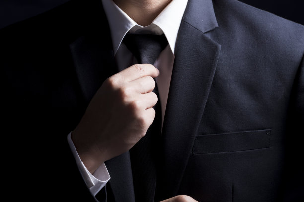 商人整理西装领带图片下载