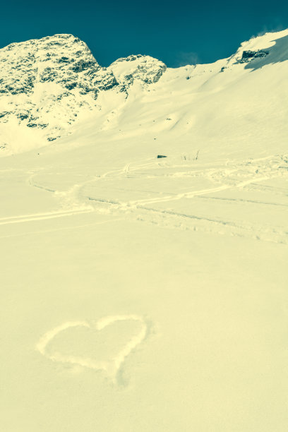 心在雪中画图片下载