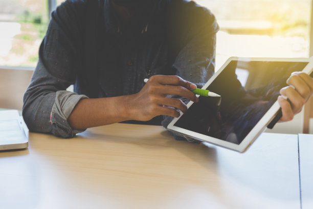 摄影师修饰照片，平面设计师绘图图片下载