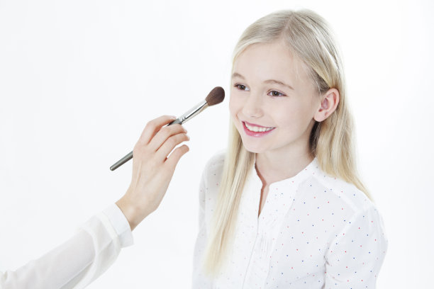 女孩被化妆图片下载