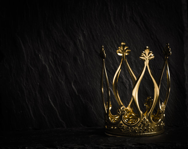 金色皇冠，深色背景图片下载