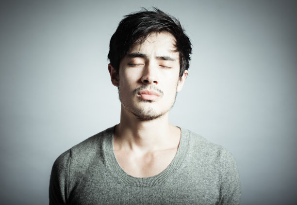 一个深思熟虑的年轻人的肖像素材图片