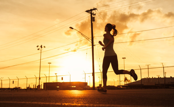 女性在城市中奔跑图片下载