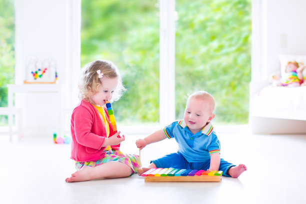 漂亮的孩子们用木琴演奏音乐图片下载