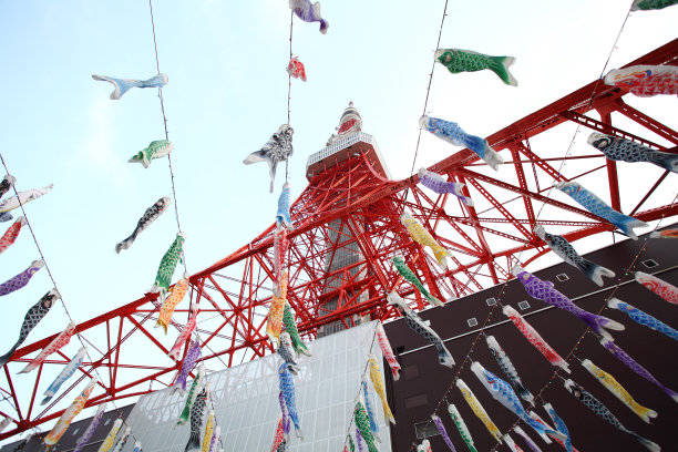 穿过东京塔的飞鱼横幅图片下载