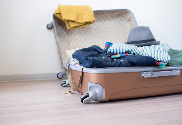 打开的手提箱在地板上图片下载