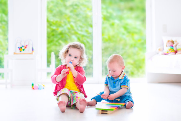 孩子们用木琴演奏音乐图片下载