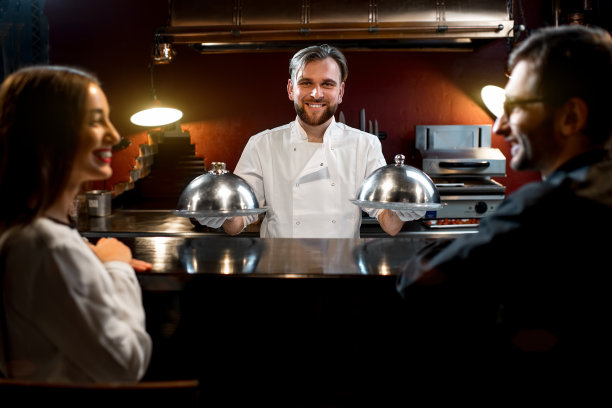 厨师负责为新人上菜图片下载