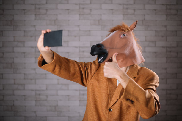 戴着马面具的男人在自拍图片下载