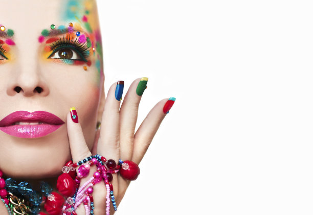 五颜六色的法式美甲和化妆。图片下载