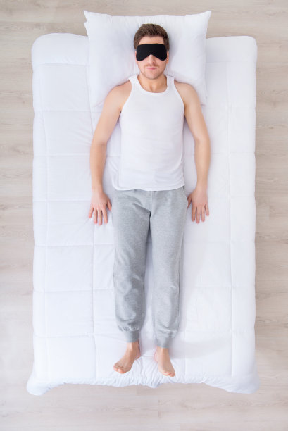 好男人睡觉图片下载