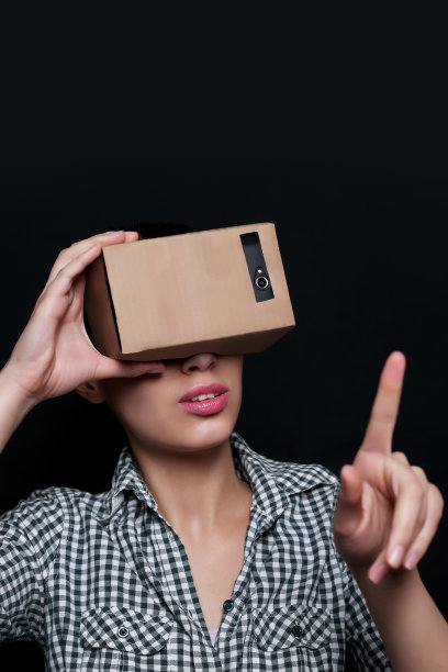 一个年轻女人透过纸板看的彩色照片图片下载