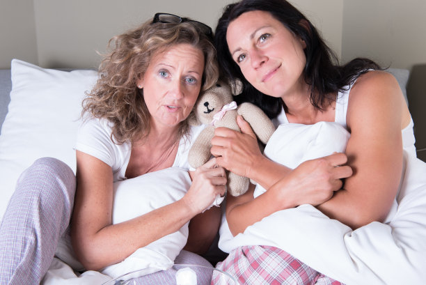 两个美女坐在床上做梦图片下载