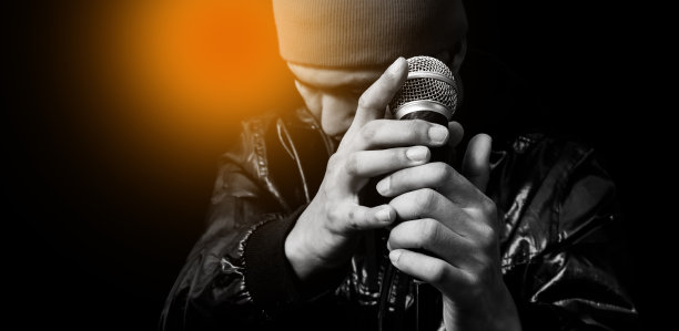 亚洲英俊的歌手在动态麦克风摆姿势图片下载