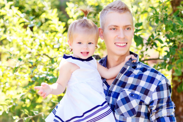 父亲和女儿的特征图片下载