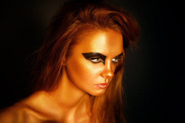 金发碧眼的年轻女子图片下载