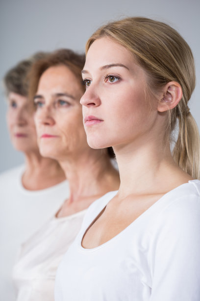 三代人的全家福图片下载