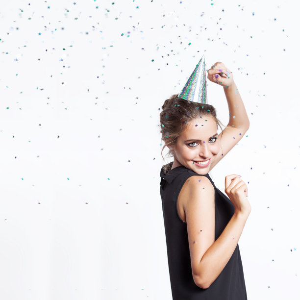 戴着节日帽的女人微笑着跳舞图片下载