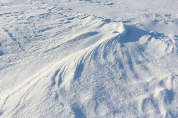 白雪皑皑的背景，在夕阳下冰冻的河流上图片下载