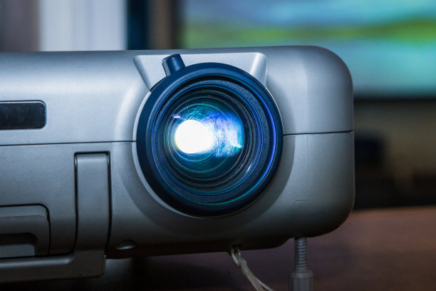 办公室桌上的投影仪图片下载