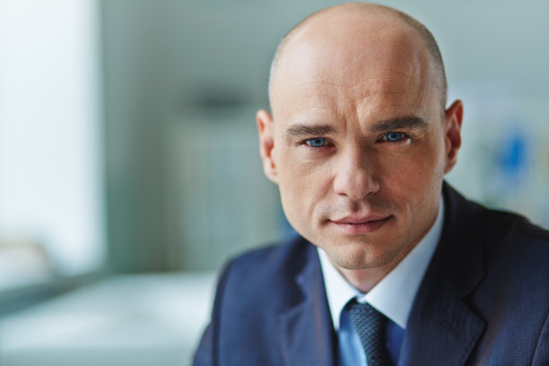 严肃的表情素材图片