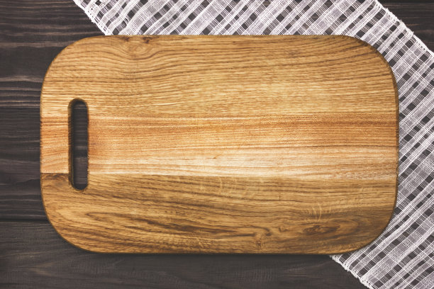 砧板在木背景与纺织布图片下载
