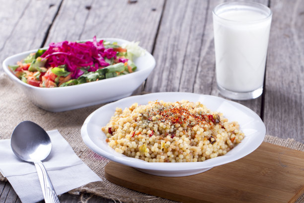 烤碎肉加艾兰和沙拉。有选择的关注木背景，kuskus图片下载