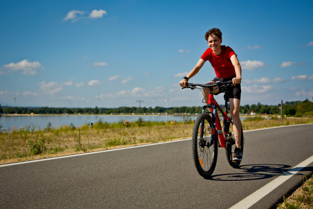 城市自行车——男孩在城市里骑自行车图片下载