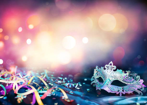 女性狂欢节面具，以飘带和散景为背景素材图片