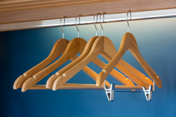 木制衣架的特写图片下载
