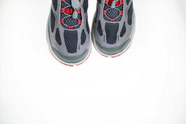一双运动鞋正上方图片下载
