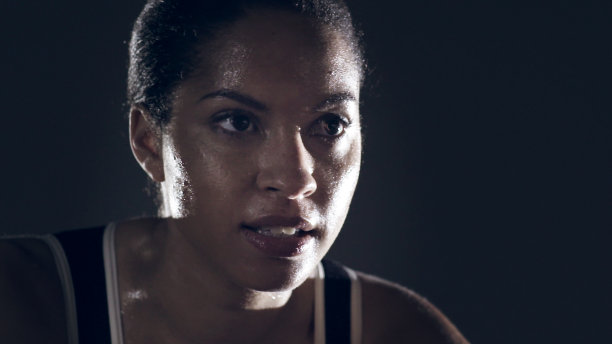 女运动员肖像对黑色图片下载