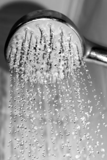 水滴特写从淋浴滴水黑色和白色图片下载