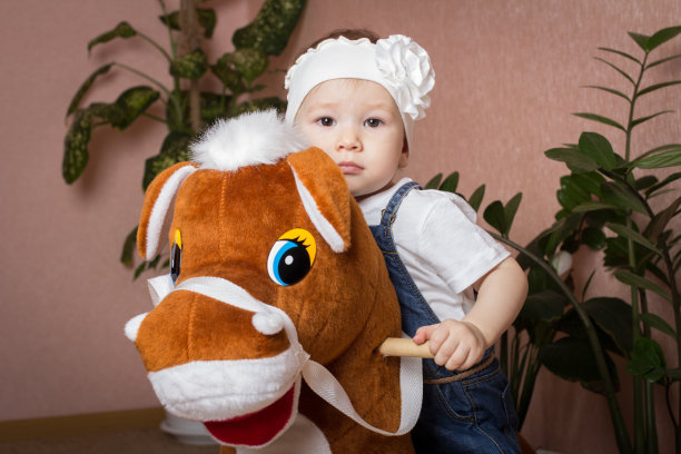 小女孩骑在马上图片下载