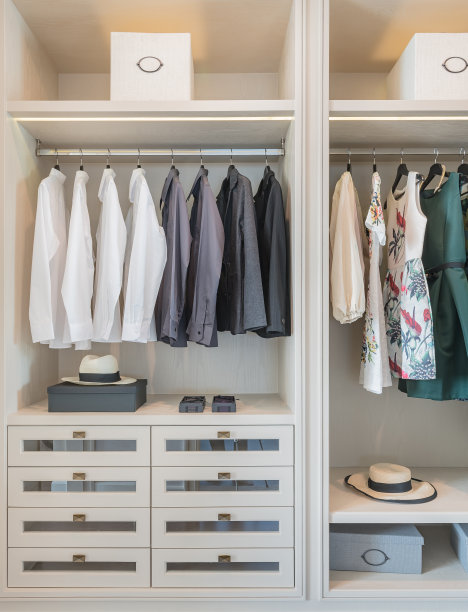 衬衫和连衣裙挂在木衣柜的栏杆上图片下载