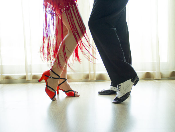 男人和女人的腿在跳舞图片下载