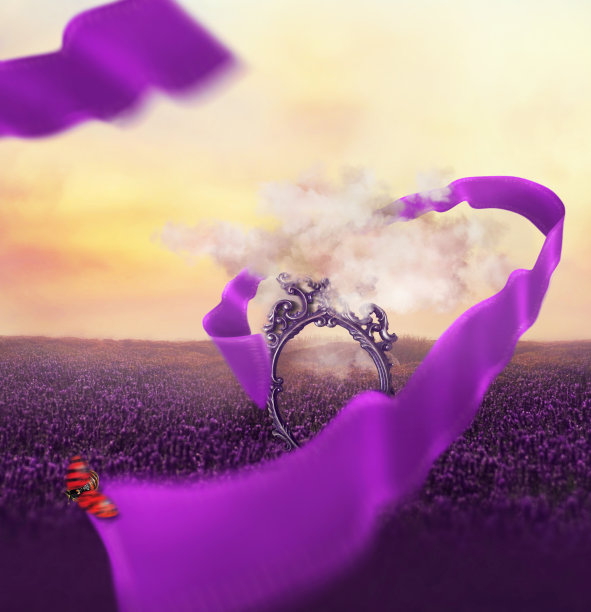 彩色超现实的照片处理与镜子和飞行弯曲的丝带在薰衣草与美丽的日落天空图片下载