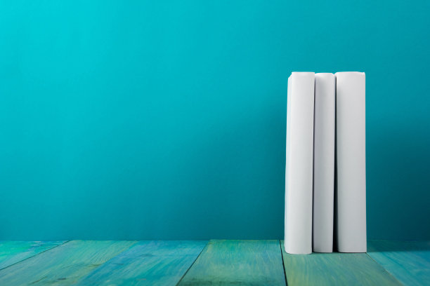 排书，肮脏的蓝色背景，免费拷贝空间图片下载