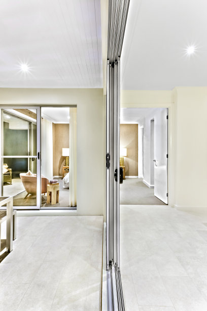 从入口到两侧的室内景观图片下载