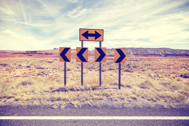 复古风格化的照片的道路标志，选择的概念。图片下载