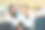 家属持有登机牌和护照图片下载
