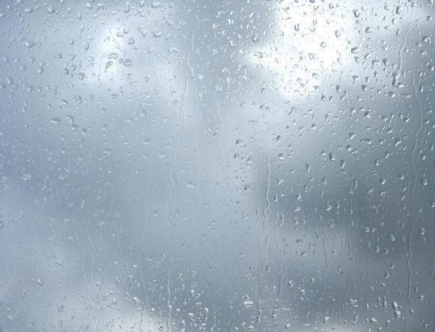 雨滴落在玻璃上图片下载