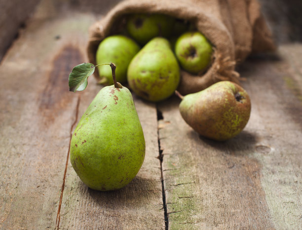 木制背景上的成熟梨子素材图片