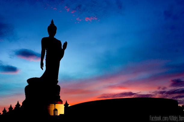 《暮色中行走佛像的姿态剪影》图片下载