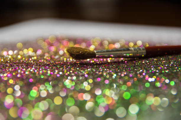 刷上五彩缤纷的节日彩饰。为新的一年做准备。图片下载